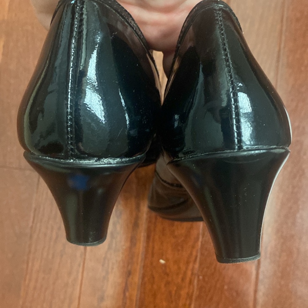 Sofft Black Patent Leather Side Button Retro Pumps - Picture 10 of 13